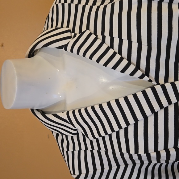 Black and white stripe blazer - Picture 2 of 3